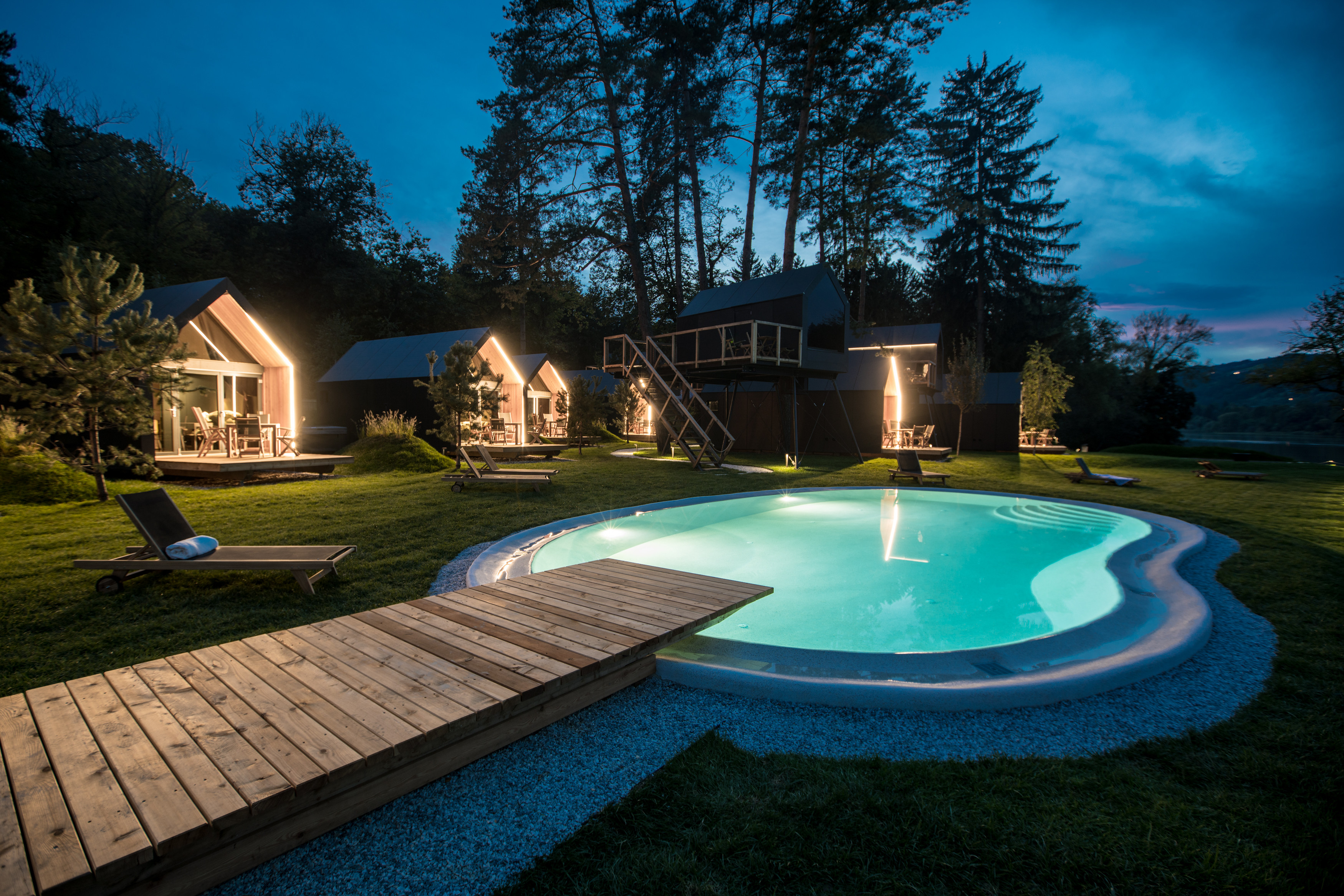 Čokoladna vas ob reki Dravi