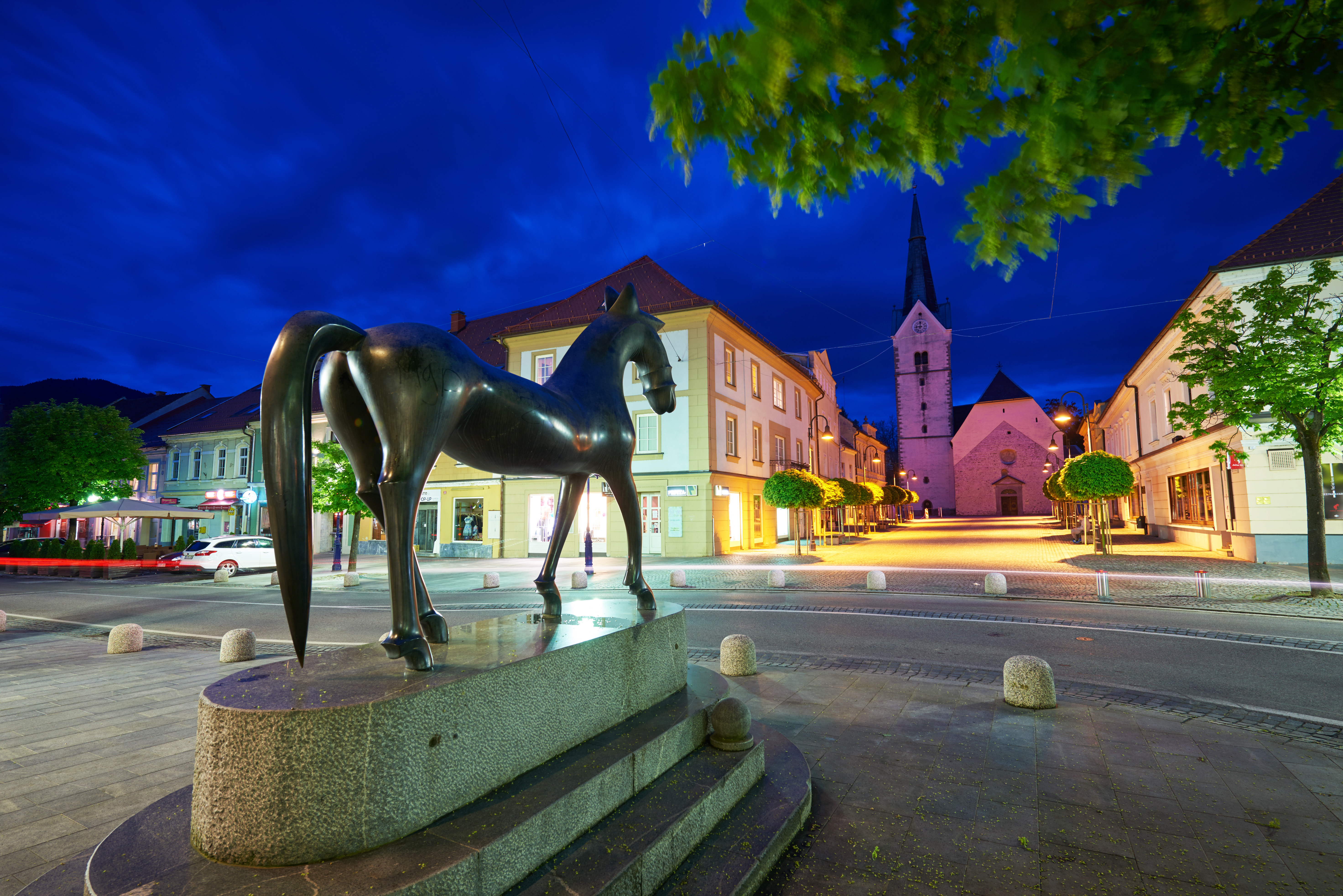 Staro mestno jedro Slovenj Gradca s kolesom ali peš  Glavni Trg In Venetski Konj Avtor Tomo Jeseninik