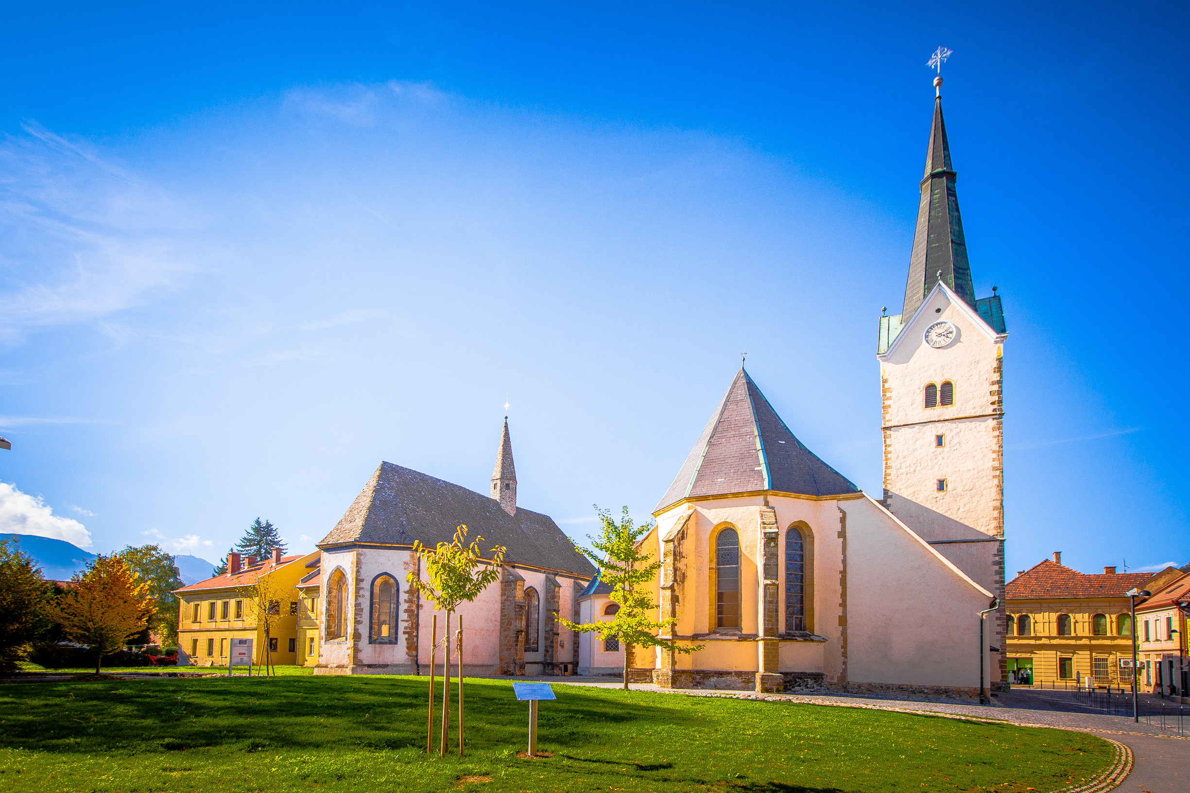 Staro mestno jedro Slovenj Gradca s kolesom ali peš 8 Cerkev Sv Elizabete In Sv  Duha Avtor Primo Ermenc