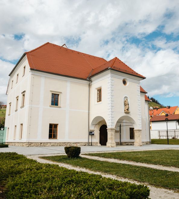 Graščina Oplotnica ter park s periščem v Oplotnici