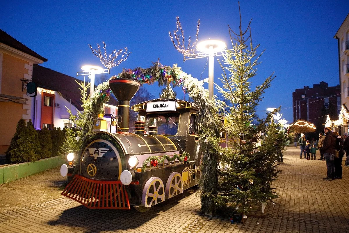 Vožnja po mestnem jedru s prazničnim vlakom Konjičanom